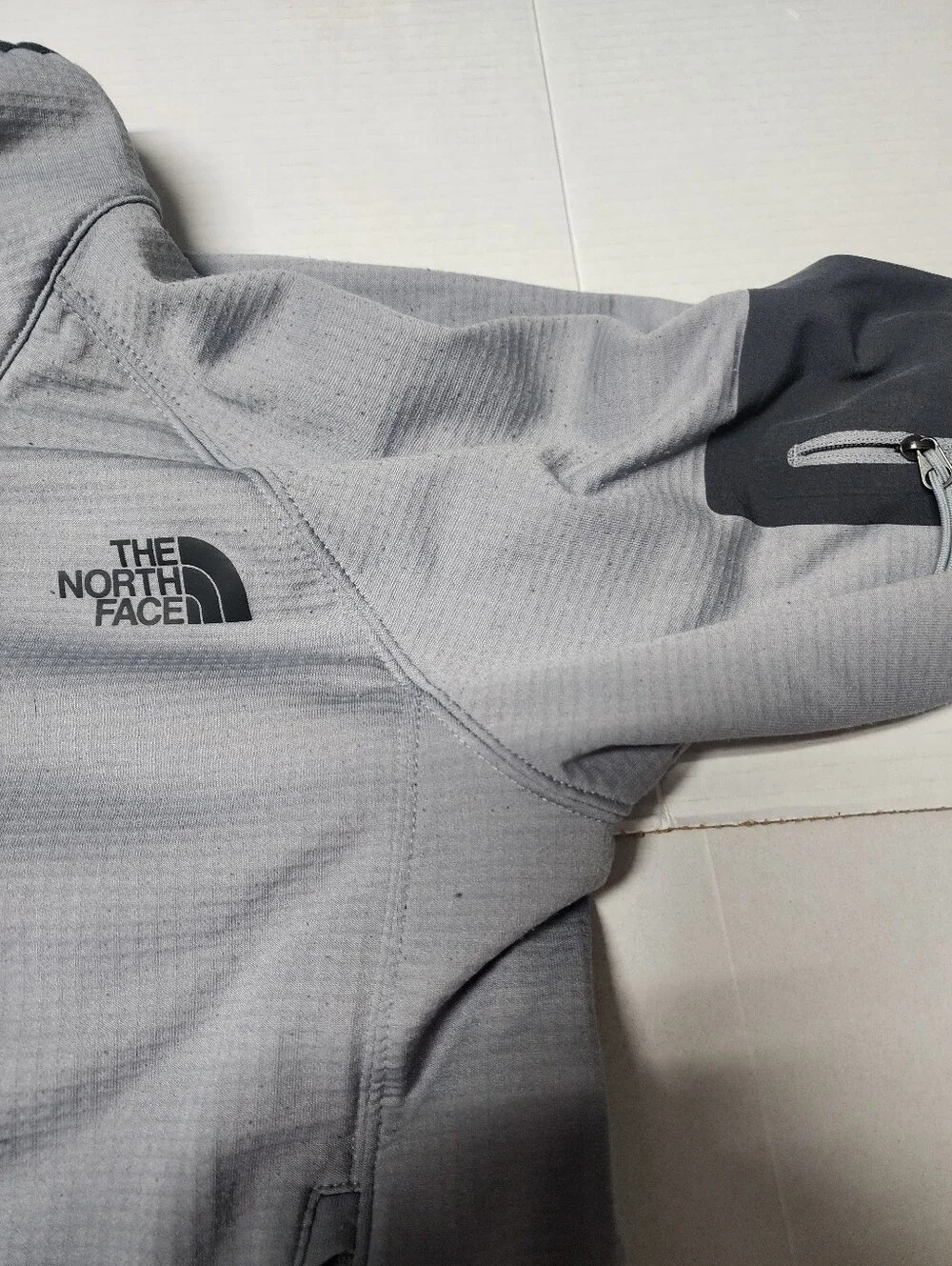 The North Face Men's Size Small Full Zippered Pocketed Gray Fleece Jacket